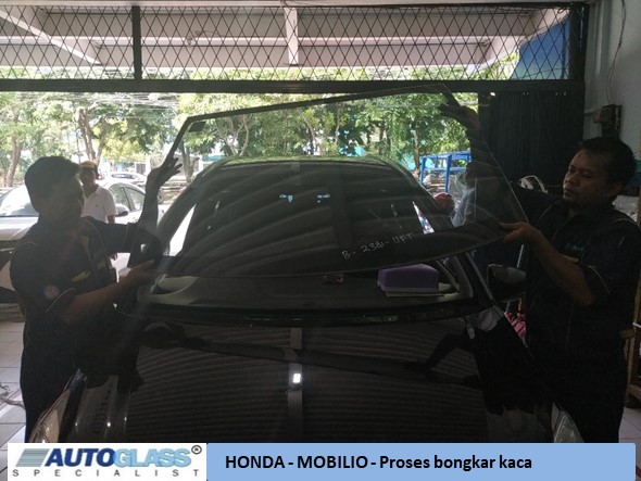 Autoglass Ganti kaca mobil Honda Mobilio 4 - Honda Mobilio - Ganti kaca mobil depan