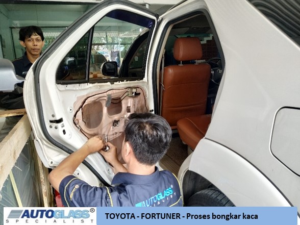 Autoglass Ganti kaca mobil Toyota Fortuner 3 - Toyota Fortuner - Ganti kaca mobil pintu belakang kiri