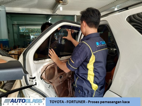 Autoglass Ganti kaca mobil Toyota Fortuner 4 - Toyota Fortuner - Ganti kaca mobil pintu belakang kiri
