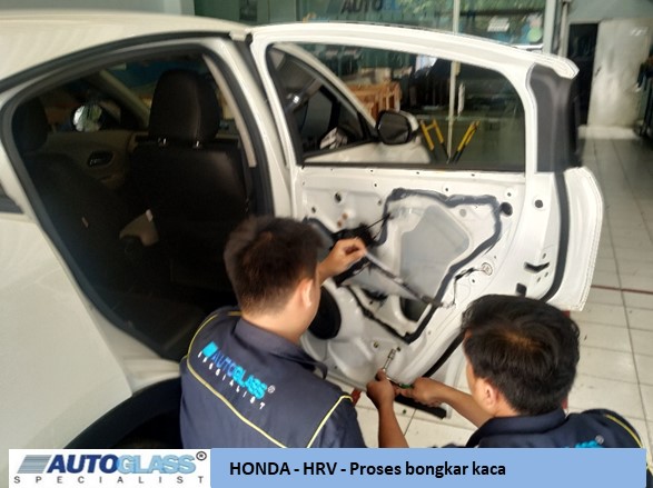 Autoglass Ganti kaca mobil Honda HRV 3 1 - Honda HRV - Ganti kaca mobil pintu belakang kiri