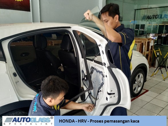 Autoglass Ganti kaca mobil Honda HRV 4 1 - Honda HRV - Ganti kaca mobil pintu belakang kiri