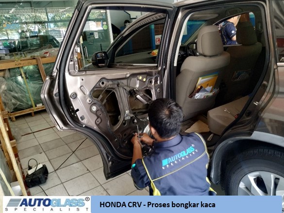 Autoglass Ganti kaca mobil Honda CRV 4 - Honda CRV – Ganti kaca pintu mobil belakang kiri
