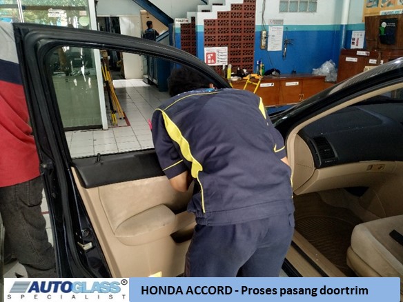 Autoglass Ganti kaca mobil Honda Accord 5 - Honda Accord - Ganti kaca pintu depan kiri