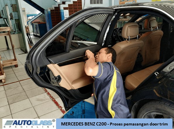 Autoglass Ganti kaca mobil Mercedes Benz C200 5 - Mercedes Benz C200 – Ganti kaca pintu mobil belakang kiri